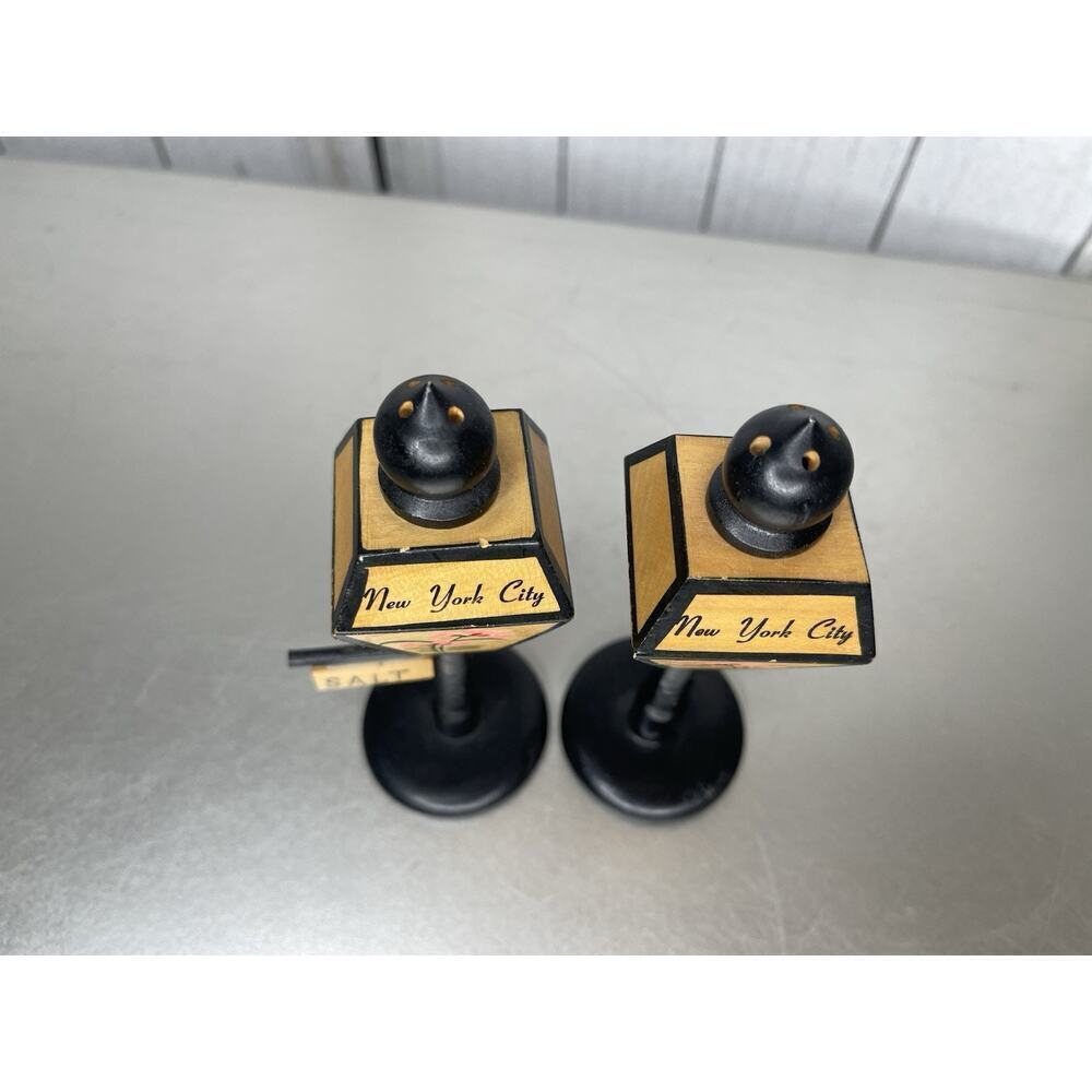 Vintage Souvenir New York City Light Pole Post Salt Pepper Shakers Japan - Picture 2 of 6